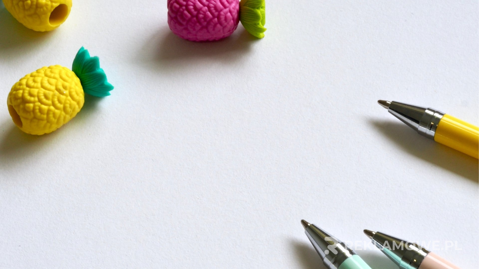 Długopisy reklamowe na stole z wykresem cenowym