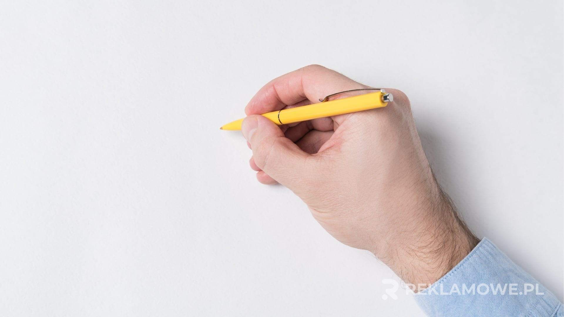 Zestaw długopisów reklamowych na stole