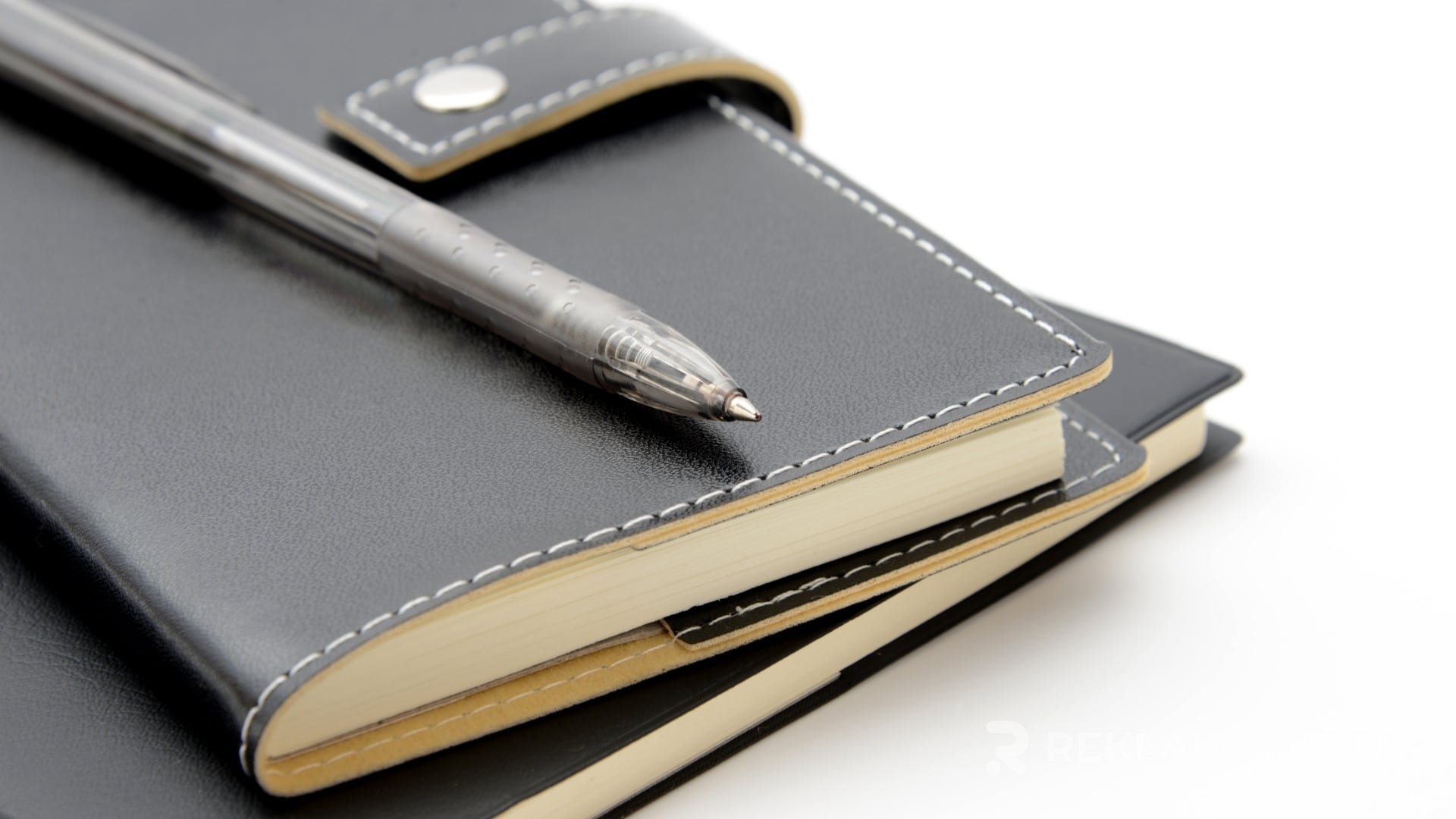 Różnorodne długopisy reklamowe na stole