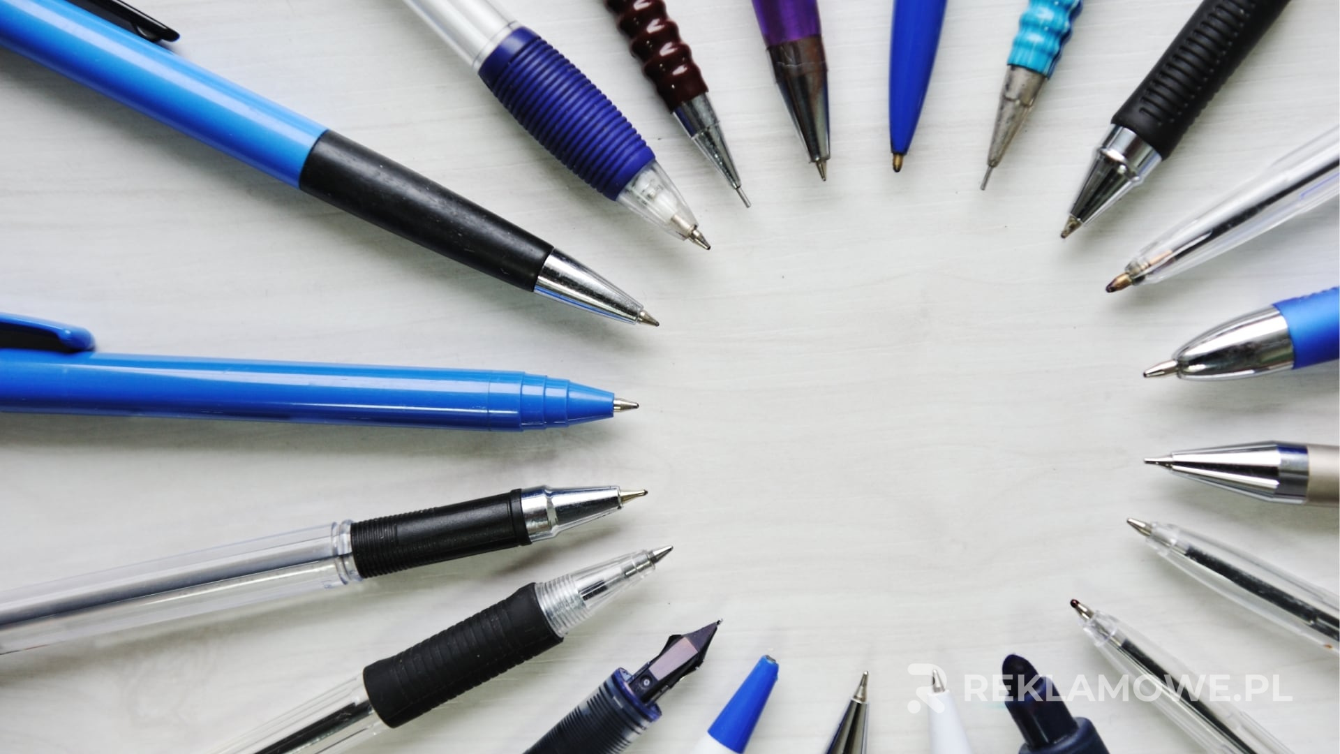 Długopisy i inne gadżety promocyjne na stole