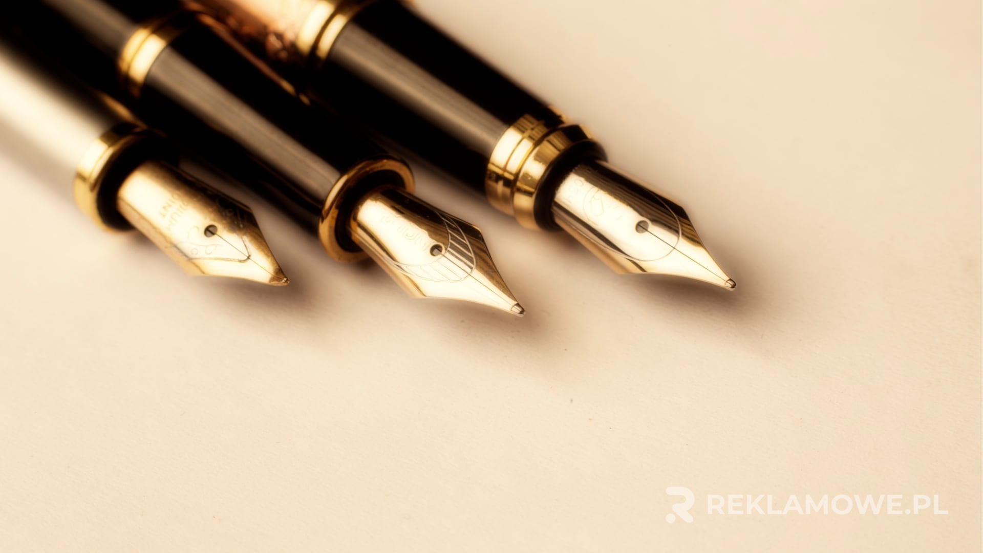 Różnorodne długopisy reklamowe ułożone na stole