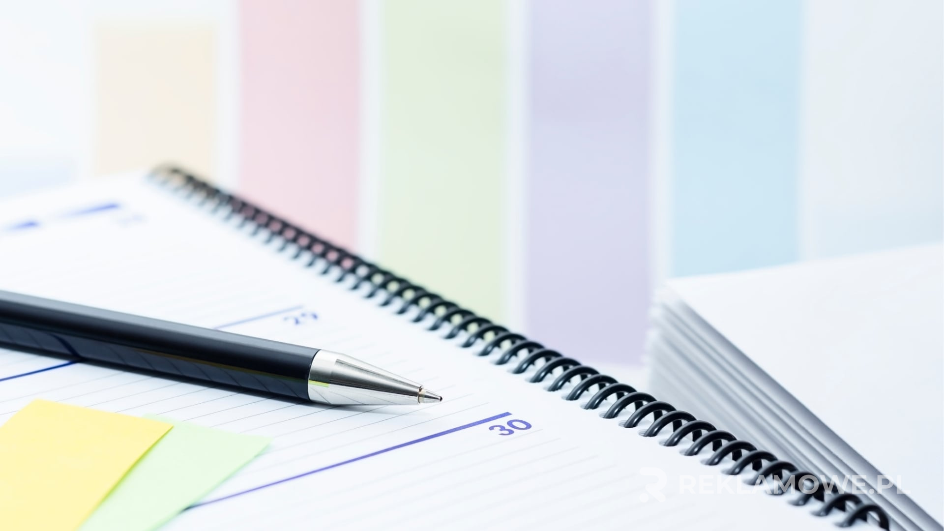 Kolorowe długopisy reklamowe na biurku