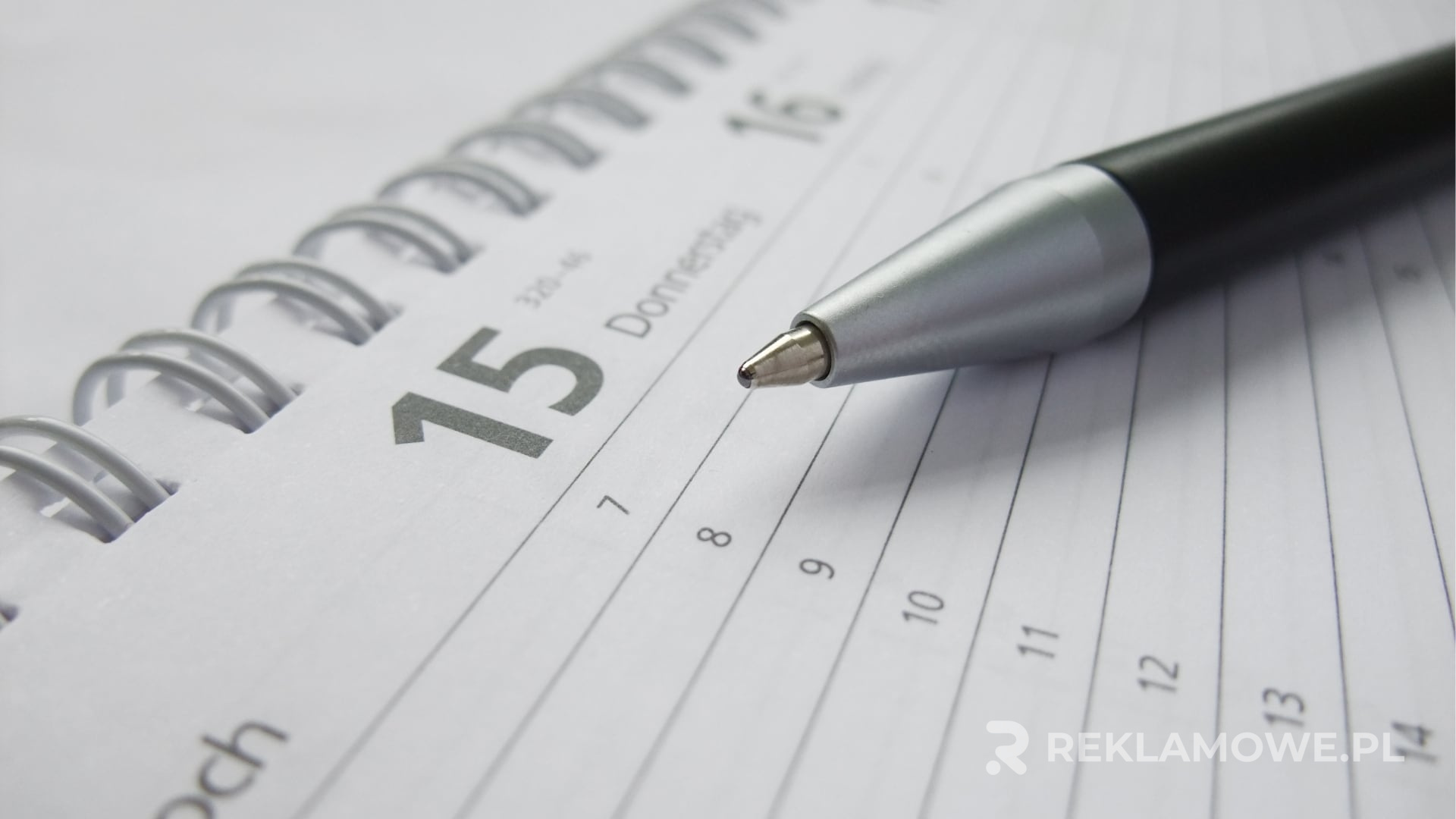 Luksusowe długopisy reklamowe na stole