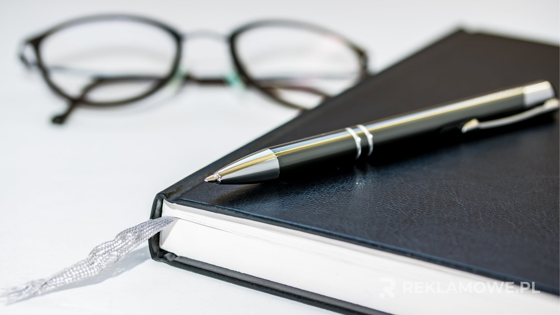 Wizualizacja długopisów reklamowych na biurku