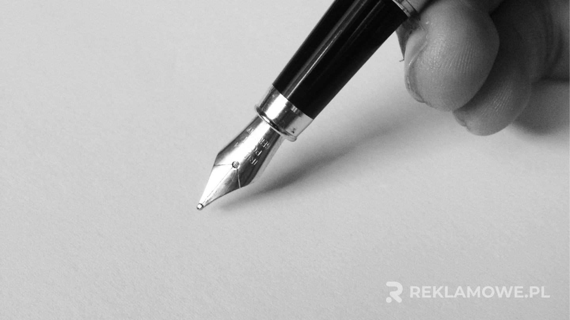 Rozdawanie długopisów reklamowych na evencie promocyjnym